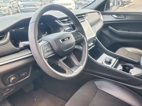 Used 2024 Jeep Grand Cherokee Altitude AWD/4WD image 10