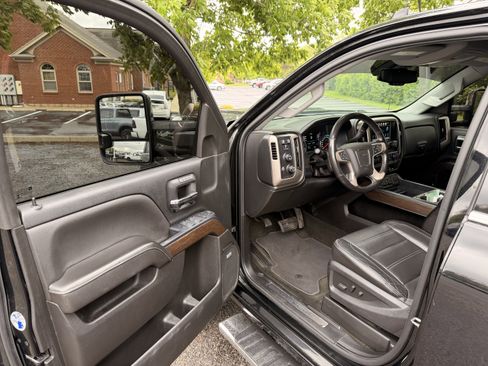 Used 2017 GMC Sierra 2500 Denali w/ Duramax Plus Package AWD/4WD image 11