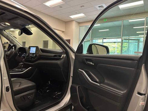 Used 2021 Toyota Highlander XLE AWD/4WD image 28