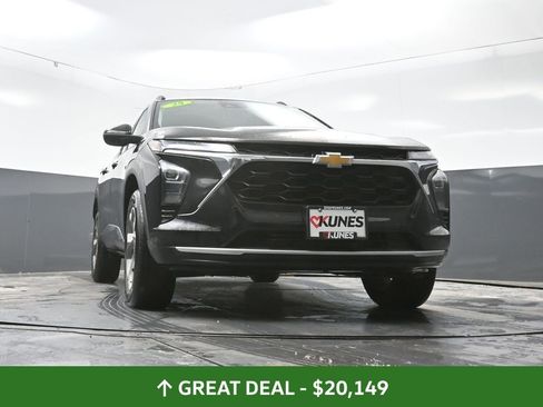 Used 2025 Chevrolet Trax LT image 55