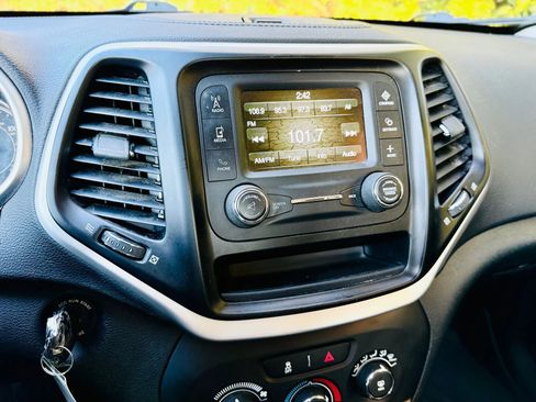 Used 2014 Jeep Cherokee Sport image 35