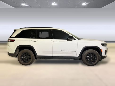 Used 2024 Jeep Grand Cherokee Altitude AWD/4WD image 7