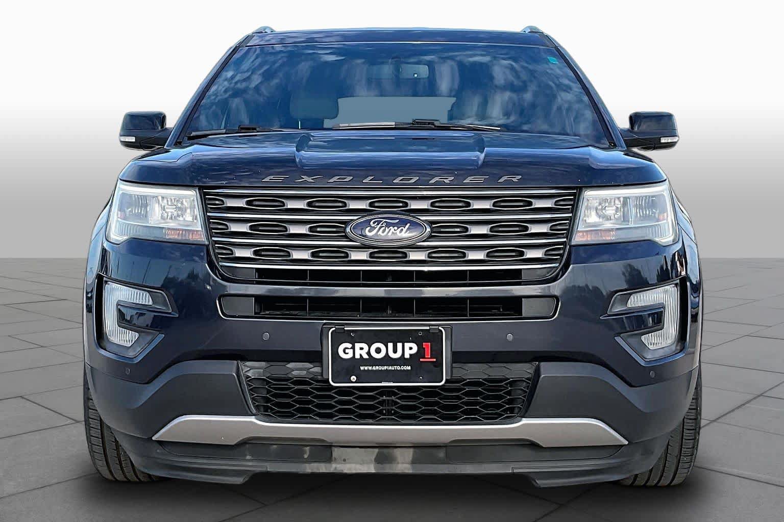 Used 2017 Ford Explorer XLT w/ Equipment Group 202A FWD image 4