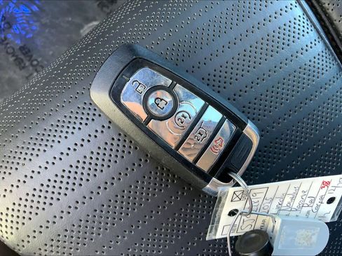 Used 2025 Lincoln Nautilus Reserve image 14