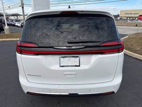 Used 2024 Chrysler Pacifica Touring-L image 6