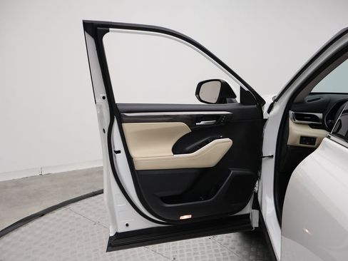 Used 2024 Toyota Highlander Limited image 16