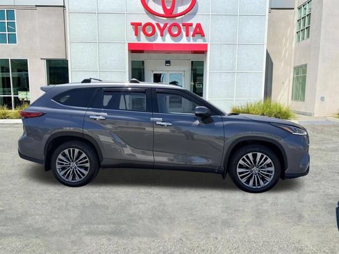 Used 2022 Toyota Highlander Platinum FWD image 7