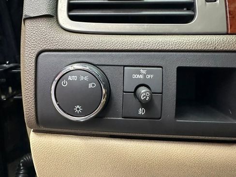 Used 2011 Chevrolet Avalanche LTZ image 8