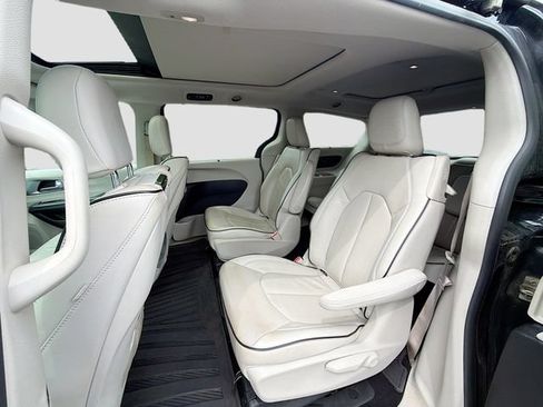Used 2017 Chrysler Pacifica Platinum FWD image 21