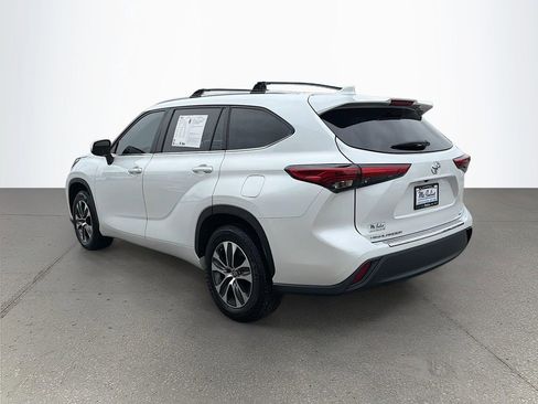 Used 2023 Toyota Highlander XLE image 7