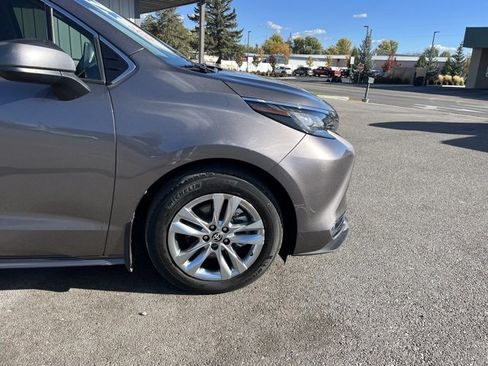 Used 2022 Toyota Sienna XLE image 17
