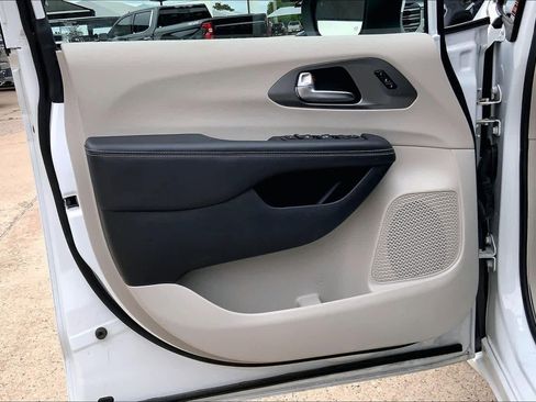 Used 2023 Chrysler Pacifica Touring-L image 21