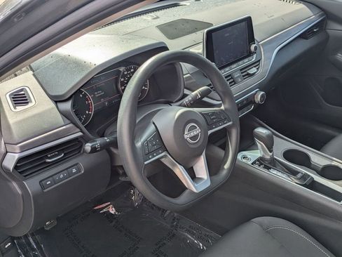 Used 2025 Nissan Altima 2.5 SV FWD image 13