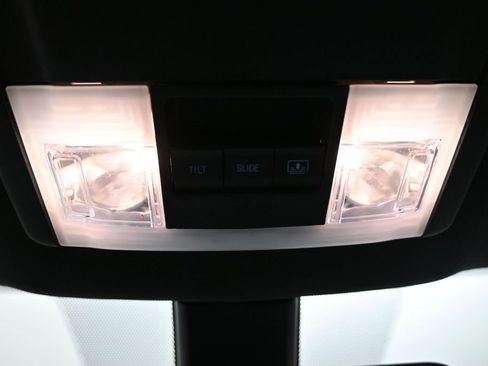Used 2018 Ford Explorer XLT w/ Equipment Group 202A AWD/4WD image 22