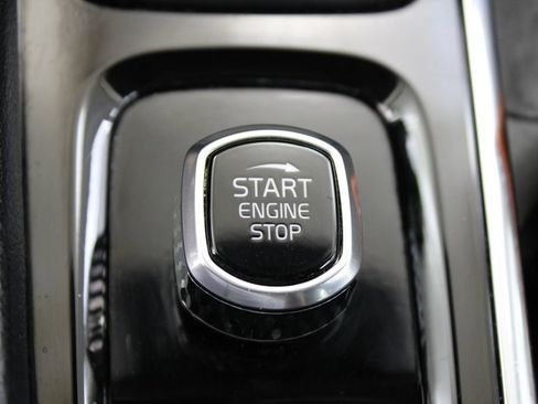 Used 2022 Volvo XC90 T5 Momentum FWD image 12