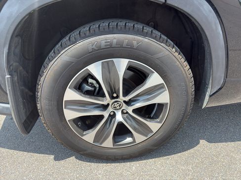 Used 2022 Toyota Highlander XLE FWD image 17