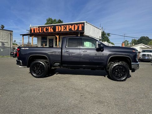 Used 2024 Chevrolet Silverado 2500 LTZ w/ LTZ Convenience Package image 8