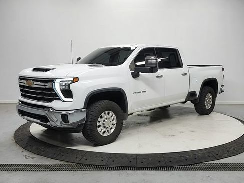 Used 2024 Chevrolet Silverado 2500 LTZ AWD/4WD image 3