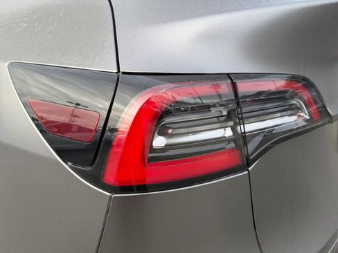 Used 2020 Tesla Model Y Long Range image 34