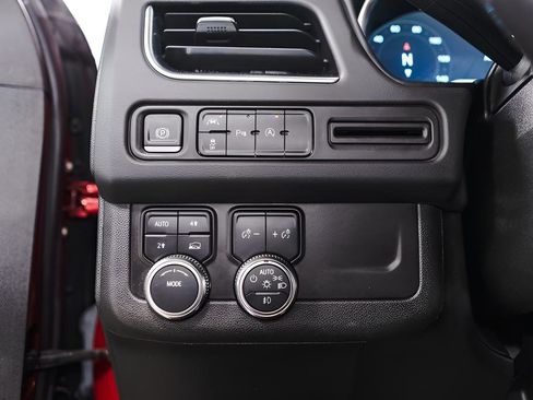 Used 2023 GMC Yukon SLE image 18