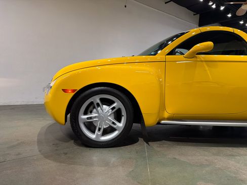 Used 2004 Chevrolet SSR w/ Preferred Equipment Group image 3