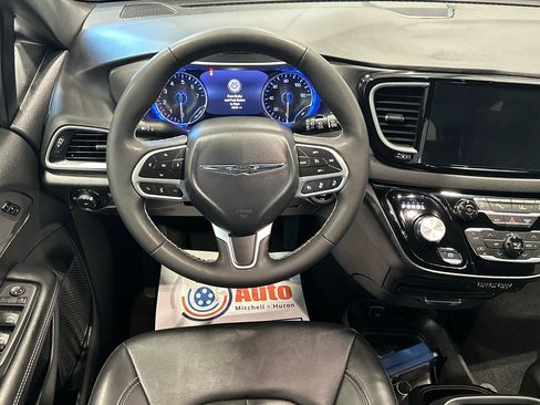 Used 2025 Chrysler Pacifica Select FWD image 26
