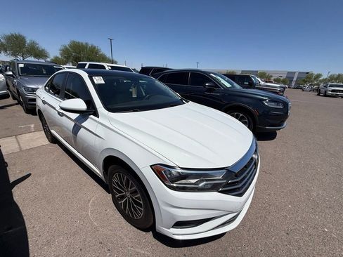 Used 2019 Volkswagen Jetta SE FWD image 2