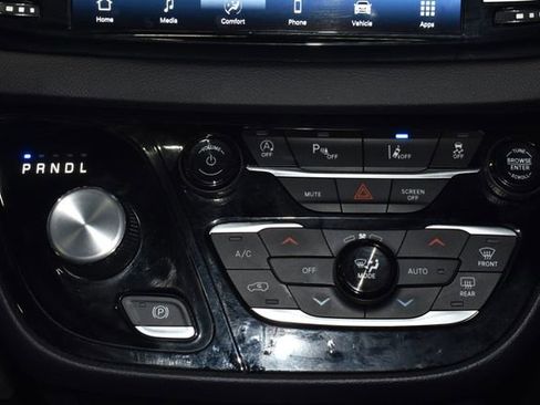 Certified 2025 Chrysler Pacifica Select image 17