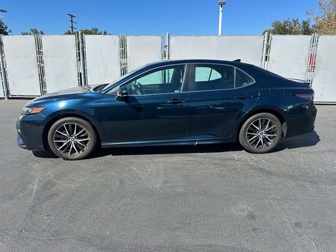 Used 2021 Toyota Camry SE w/ Carpet Mat Package (TMS) FWD image 2