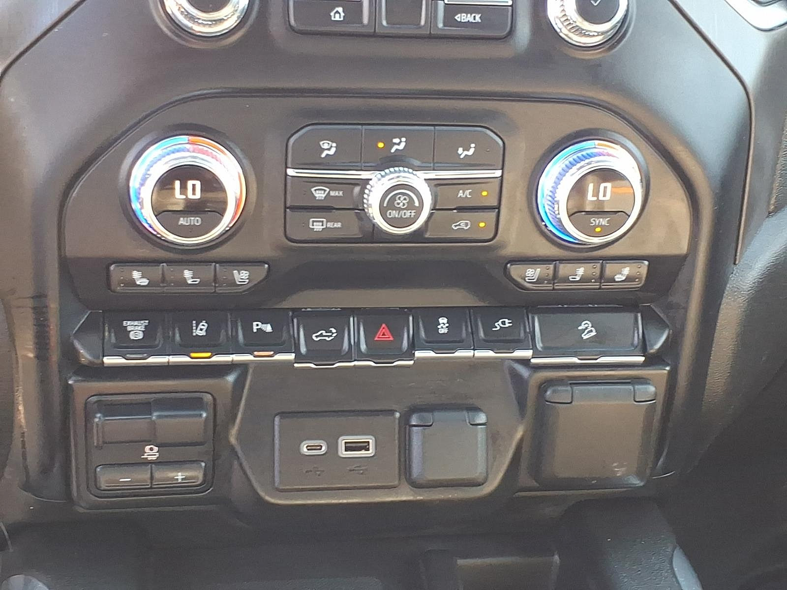 Used 2022 GMC Sierra 2500 AT4 w/ AT4 Preferred Package AWD/4WD image 24