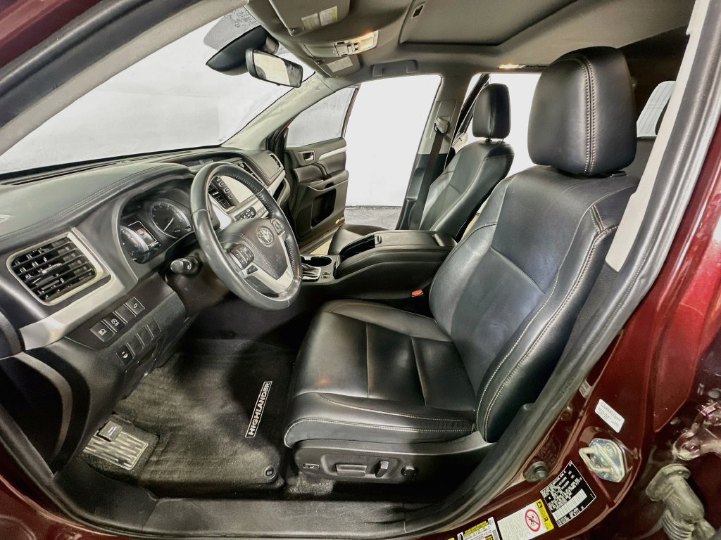 Used 2019 Toyota Highlander XLE FWD image 18