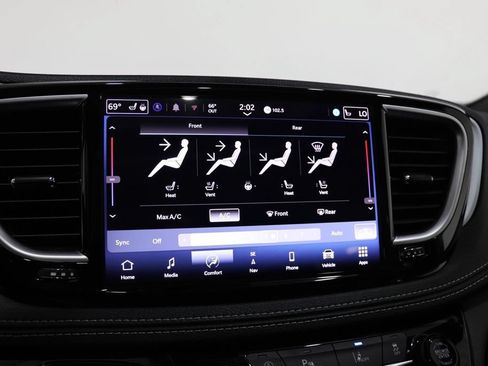 Used 2025 Chrysler Pacifica Limited FWD image 27