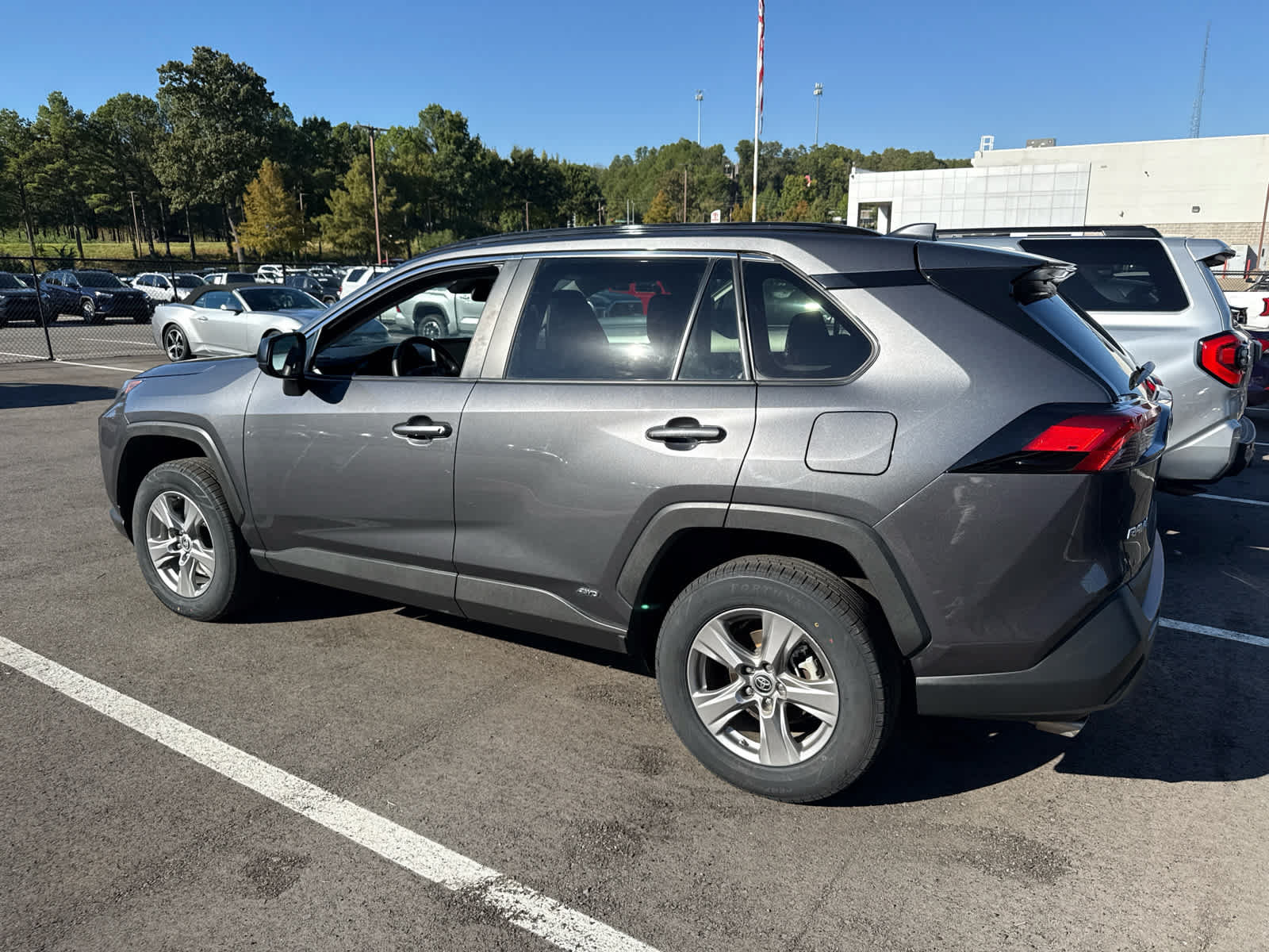 Used 2024 Toyota RAV4 LE AWD/4WD image 4