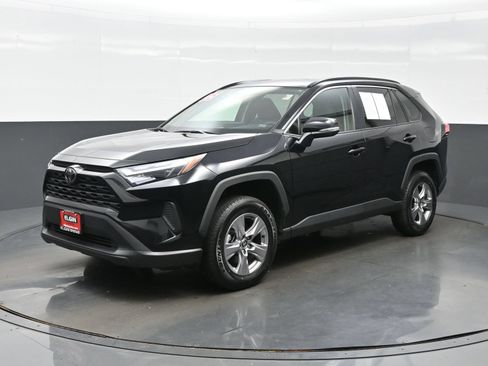 Used 2025 Toyota RAV4 XLE AWD/4WD image 2