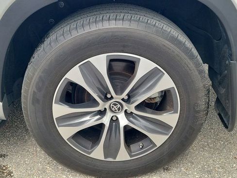 Used 2022 Toyota Highlander XLE AWD/4WD image 10