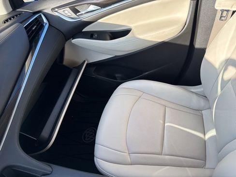 Used 2023 Buick Enclave Essence image 22