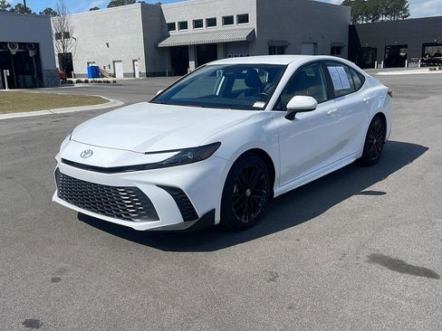Used 2025 Toyota Camry SE image 3