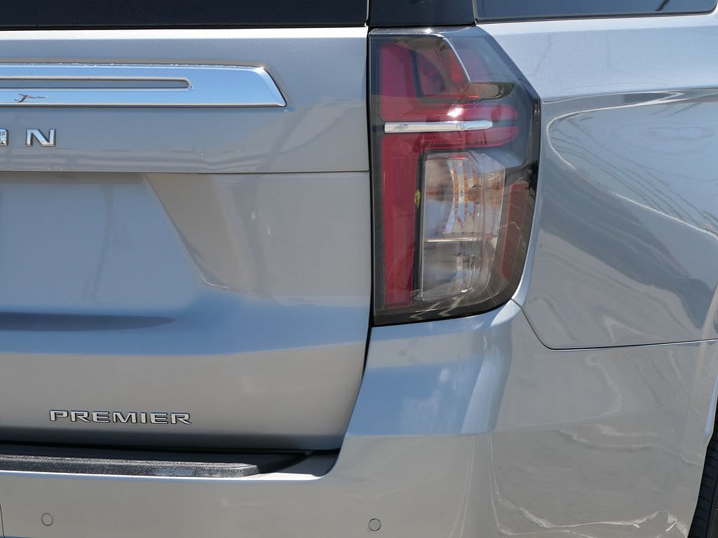 Used 2024 Chevrolet Suburban Premier RWD image 4