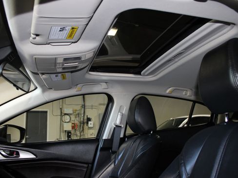 Used 2018 MAZDA MAZDA3 Touring image 14