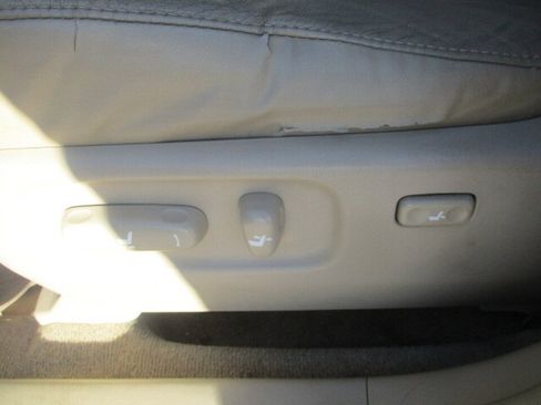 Used 2005 Toyota Highlander 4WD V6 w/ 3rd Row image 27