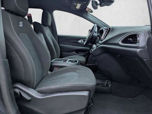 Used 2021 Chrysler Pacifica Touring w/ Uconnect Theater Family Group image 21