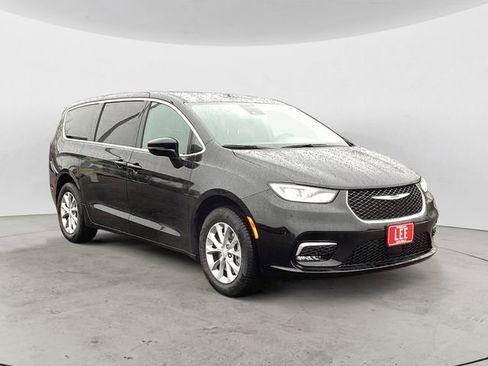 New 2026 Chrysler Pacifica Select image 8