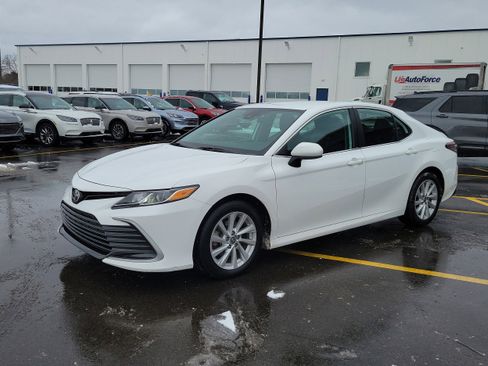 Used 2021 Toyota Camry LE image 2