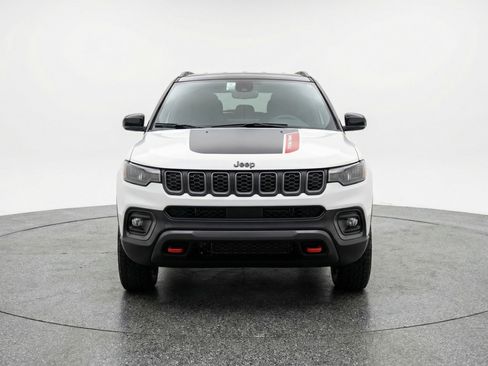 Used 2025 Jeep Compass Trailhawk image 2