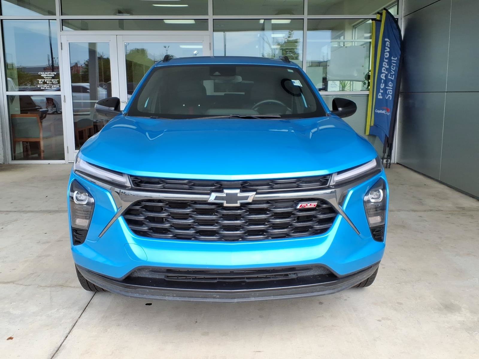 Used 2025 Chevrolet Trax RS w/ Sunroof Package FWD image 2