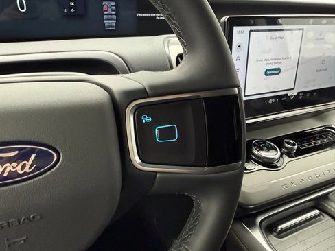 New 2025 Ford Expedition Active image 29