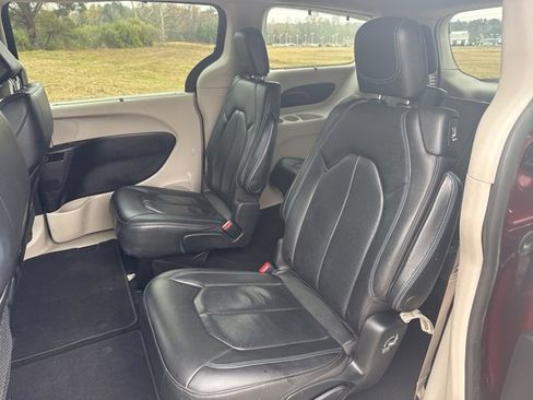 Used 2021 Chrysler Pacifica Touring-L image 13
