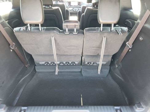 Used 2027 Chrysler Pacifica Limited FWD image 17