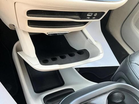 Used 2018 Chrysler Pacifica Touring-L w/ Tire & Wheel Group FWD image 24