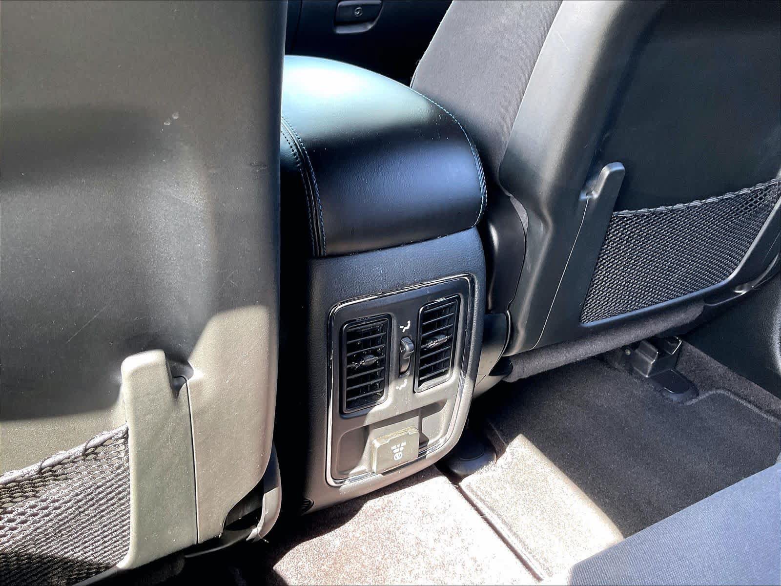 Used 2019 Jeep Grand Cherokee Laredo AWD/4WD image 37